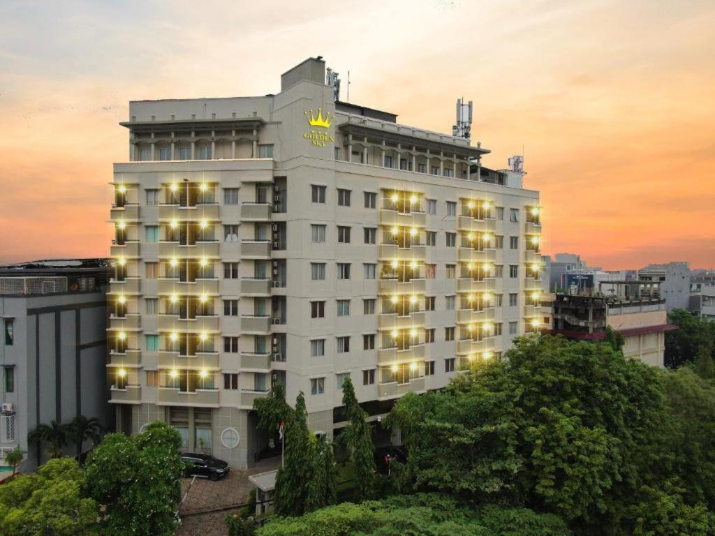Hotel Golden Sky Pluit Джакарта Экстерьер фото